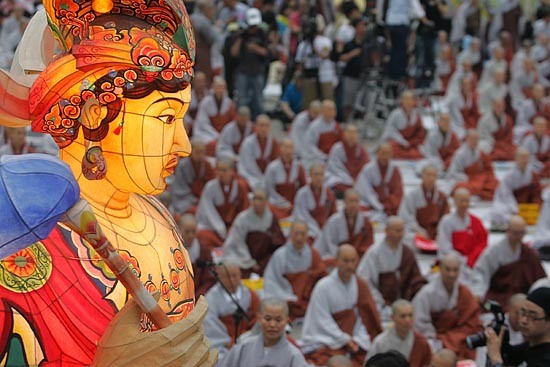 '금강역사'조형물 뒤로 스님들이 앉아서 청화 스님의 '시국법어'를 경청하고 있다.[사진-통일뉴스 조성봉 기자]