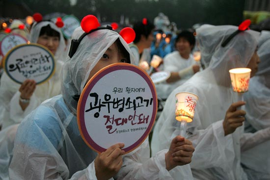 2일, 비가 오는 가운데에도 아랑곳하지 않고 시민들은 '쇠고기 재협상'을 위해 촛불문화제에 참가했다. 여기에는 '쇠고기 파업'에 돌입한 민주노총도 합세했다.[사진-통일뉴스 조성봉 기자]
