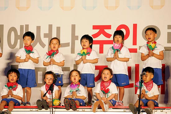 청룡유치원 아이들이 무대 위로 올라 동요 '앞으로 앞으로 지구는 둥그니까'를 부르고 있다.[사진-통일뉴스 조성봉 기자]