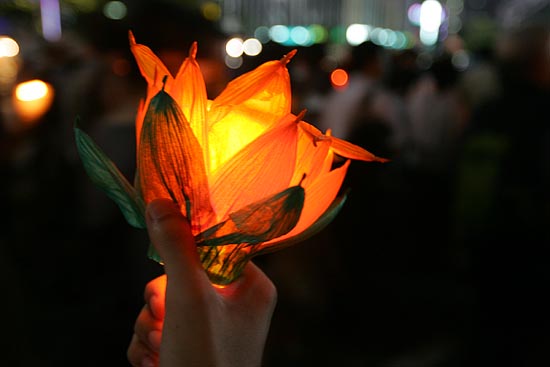 시국법회에 참가한 시민들은 색종이로 연꽃모양을 낸 '촛불연등'을 들었다.[사진-통일뉴스 조성봉 기자]