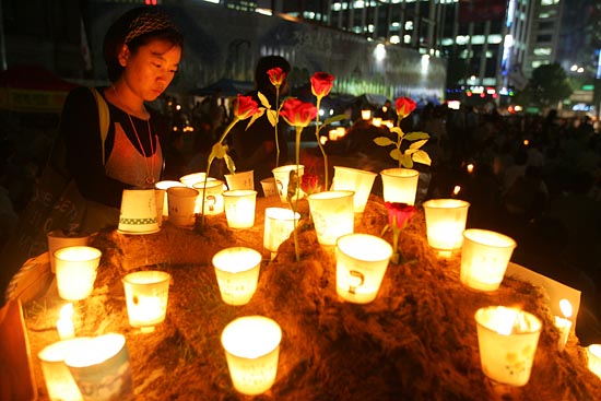 희망의 꽃과 촛불을 심고 있는 시민들.[사진-통일뉴스 조성봉 기자]