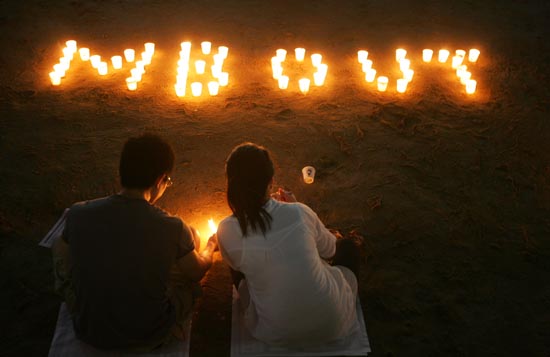 'MB OUT'을 외치는 촛불문화제에 참가한 연인. [사진-통일뉴스 조성봉 기자]