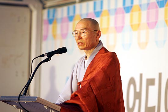 '시국법어'를 진행하고 있는 청화스님.[사진-통일뉴스 조성봉 기자]
