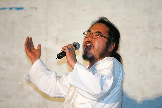 부산에서 노숙자와 함께 살고 있다고 밝힌 김홍술 목사는 자유발언대에서 가곡인 '선구자'를 열창해 시민들의 많은 박수를 받았다.[사진-통일뉴스 조성봉 기자]