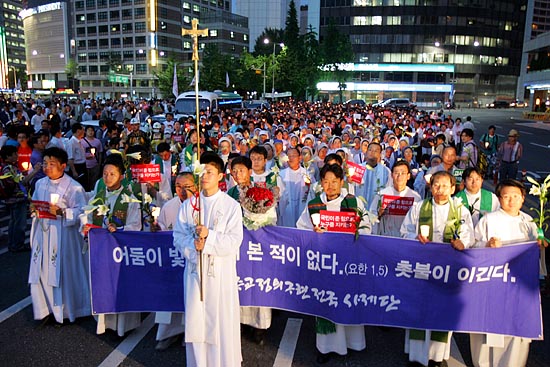 1일 저녁 시청 서울광장에서는 7천여명의 시민들이 모인가운데 시국미사가 진행됐다. 참가자들은 미사후 '침묵행진'을 진행했다. [사진-통일뉴스 조성봉 기자]