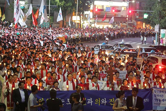 3일 저녁, 개신교 목사들은 십자가를 들고 선두에 서서 촛불행진을 이끌었다. [사진-통일뉴스 조성봉 기자]