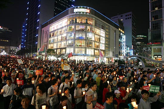 명동거리를 가득 메운 촛불 행렬. 촛불문화제에 참가한 시민들은 5일 진행될 '국민승리선언 촛불대행진'을 홍보했다.[사진-통일뉴스 조성봉 기자]