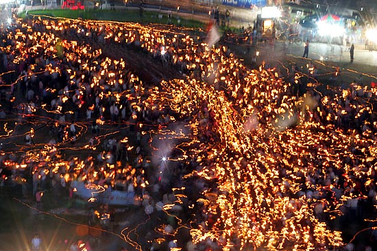 5일 '국민승리선언 촛불대행진'에 앞선 4일, 시청광장은 촛불바다를 이뤘다.[사진-통일뉴스 조성봉 기자]