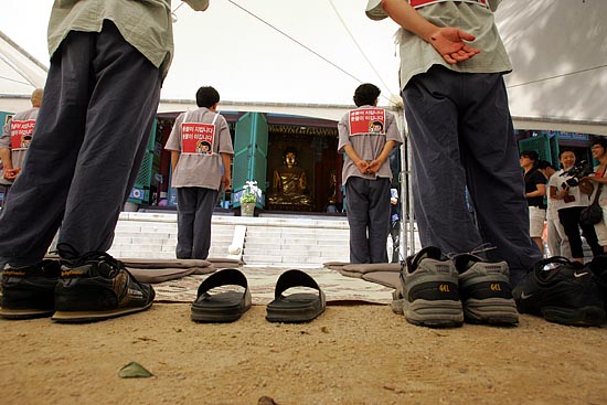 9일 오후, 부처님에게 108배를 올리기 위해 대웅전 앞에서 서 있는 '촛불 수배자 농성단'[사진-통일뉴스 조성봉 기자]