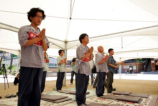 '촛불수배자농성장'에는 박원석.한용진 공동상황실장을 비롯해 김동규 조직팀장, 김광일 행진팀장, 백성균 미친소닷넷 대표, 백은종 2MB 연대 부대표 등 6명이 5일째 농성을 계속하고 있다. [사진-통일뉴스 조성봉 기자]
