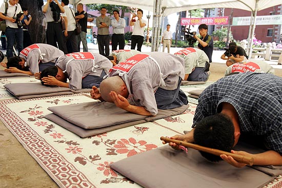 '촛불 수배자 농성단' 6명은 공안탄압중단및 광우병쇠고기 해결을 기원하는 108배를 드렸다.[사진-통일뉴스 조성봉 기자]