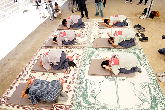 농성 5일째인 국민대책회의 관계자들은 승복을 똑같이 입고, 각자 가슴에 '촛불수배자 농성단 ○○○'라는 '몸자보'를 붙인 채 한 정성스레 절을 올렸다[사진-통일뉴스 조성봉 기자]