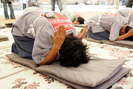 더운 날씨에 땀이 비오 듯 흘러내렸지만, 108배를 올리는 이들의 간절함은 그칠 줄 몰랐다.[사진-통일뉴스 조성봉 기자]