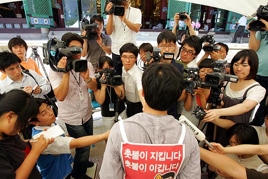 '촛불수배자 농성단'에 대한 관심으로 많은 취재진들이 몰렸다.[사진-통일뉴스 조성봉 기자]