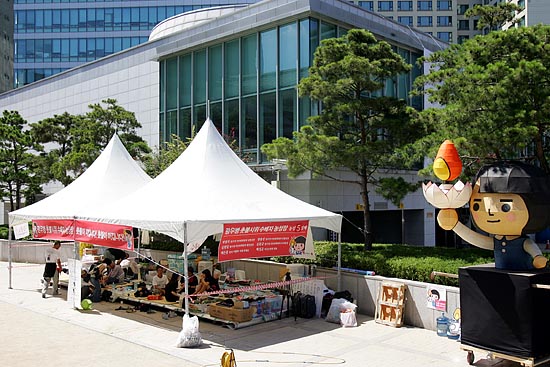 조계사 대웅전 옆에 자리를 잡은 '촛불 수배자 농성장' 모습.[사진-통일뉴스 조성봉 기자]