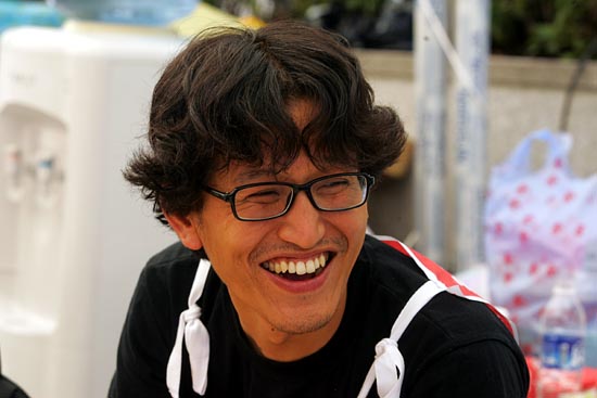 촛불시위를 주도했다는 혐의를 받고 졸지에 '수배자'가 되어버린 광우병 국민대책위 간부들. 하지만 '촛불'을 지지해주는 많은 시민들이 있기에 그들의 얼굴에는 웃음이 가득하다. 김광일 행진팀장.
[사진-통일뉴스 조성봉 기자]