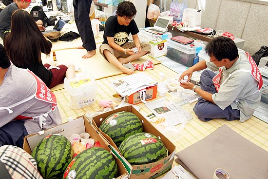 누리꾼들은 지난 8일, <민중의 소리>에서 생중계되는 조계사 농성단의 모습을 보고, '촛불수배자'들이 먹고 싶어 하는 새우죽, 복숭아, 아이스크림, 냉면, 수박 등을 조계사로 보내왔다.
[사진-통일뉴스 조성봉 기자]
