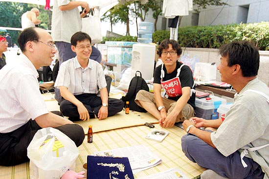 광우병 국민대책회의 수배자들이 머물고 있는 농성장은 '사랑방'의 모습이다.  [사진-통일뉴스 조성봉 기자]