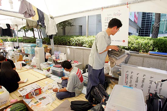 빨래를 정리하고 있는 김동규 조직팀장.[사진-통일뉴스 조성봉 기자]