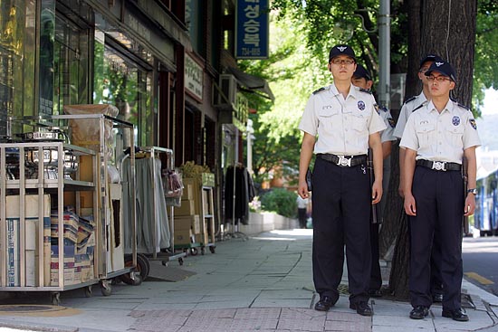 체포영장이 떨어진 '촛불수배자 농성단' 6명을 잡기 위해 조계사로 가는 길목마다 경찰이 배치되어 있다.[사진-통일뉴스 조성봉 기자]