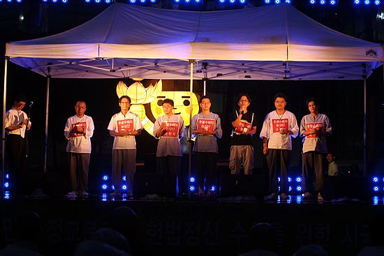 23일 저녁 7시 30분, 조계사 앞마당에서는 '촛불 수배자 농성단'과 가족, 그리고 시민 100여명이 참여한 가운데 '수배해제 불교시국문화제’가 열렸다. 조계사에서 농성중인 수배자들이 무대에 올라 인사를 하고 있다. [사진-통일뉴스 조성봉 기자]