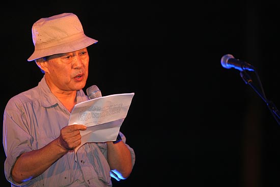 '촛불 수배자 농성단'을 격려하기 위해  미발표 시 '나도 내가 많이 망가졌음을 안다'를 낭송하는 정희성 시인.[사진-통일뉴스 조성봉 기자]