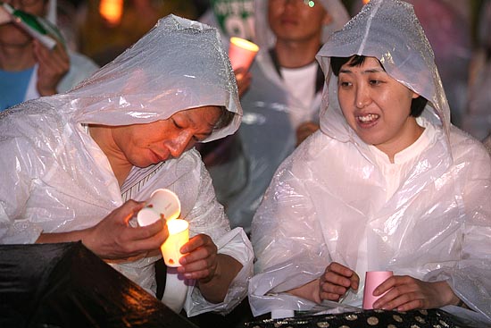 양초에 타오르는 촛불은 빗물에 꺼질수 있지만 우리들의 마음속에 타오르는 촛불은 꺼지지 않는다.[사진-통일뉴스 조성봉 기자]