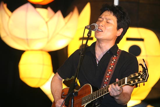 가수 안치환의 열정적인 공연 모습.[사진-통일뉴스 조성봉 기자]