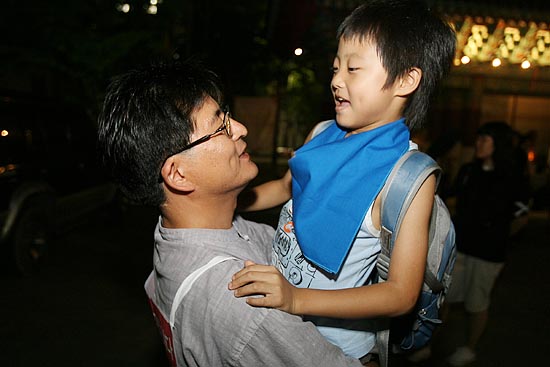 아들을 안고 웃고 있는 박원석 광우병 국민대책위 공동상황실장.[사진-통일뉴스 조성봉 기자]