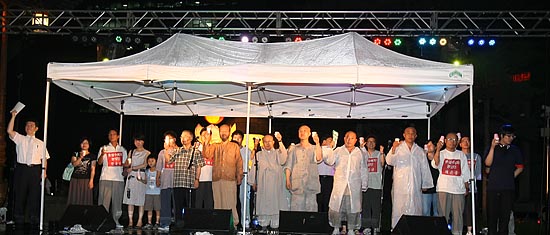 문화제는 촛불 농성단과 가족들, 그리고 스님들이 무대에 올라 '헌법 제1조'를 부르며 마쳤다.[사진-통일뉴스 조성봉 기자]