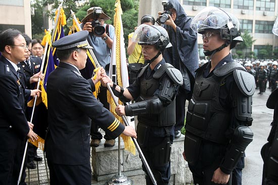 경찰관 기동대 깃발을 전달하고 있는 어청수 청장.[사진-통일뉴스 조성봉 기자]