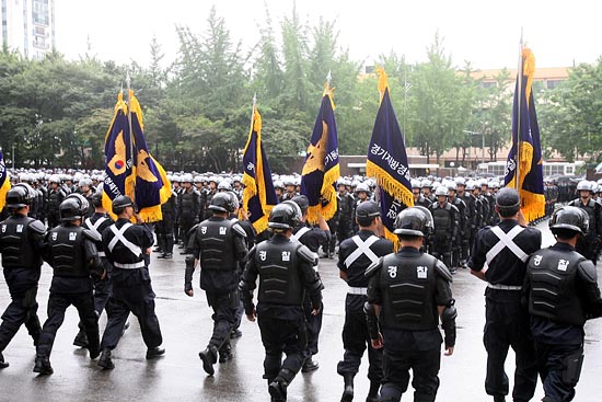 '경찰관 기동대 깃발'을 받고 자리로 돌아가는 각 기동대 지휘관들.[사진-통일뉴스 조성봉 기자]
