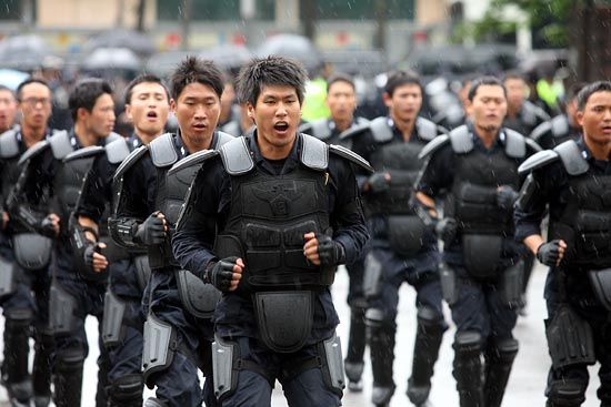 비가 오는 가운데 기동대원들이 시위진압 시연을 하기 위해 대열을 정비하고 있다.[사진-통일뉴스 조성봉 기자]