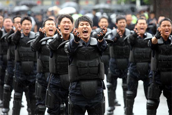 기동대원들의 특공무술 시범을 보이기 전 기합을 넣고 있다.[사진-통일뉴스 조성봉 기자]