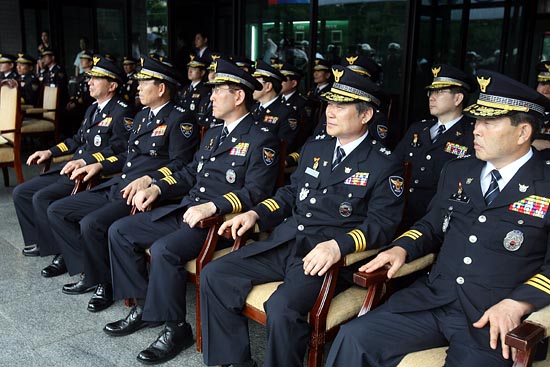 시위 진압 시연을 관전하고 있는 경찰 고위 간부들.[사진-통일뉴스 조성봉 기자]