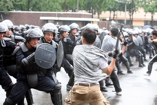 경찰관 기동대원들의 시위 진압 시연 모습.[사진-통일뉴스 조성봉 기자]