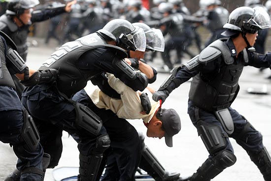 기동대원 수백여 명은 시위대로 가장한 수십여 명을 마치 테러범을 검거하듯 진압했다.[사진-통일뉴스 조성봉 기자]