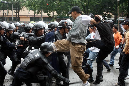 경찰관 기동대원들의 시위 진압 시연 모습.[사진-통일뉴스 조성봉 기자]