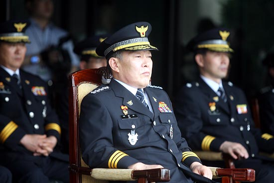 경찰관 기동대원들의 시위진압 시연을 관전하고 있는 어청수 청장.[사진-통일뉴스 조성봉 기자]