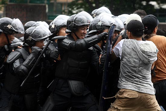 경찰관 기동대원들의 시위 진압 시연 모습.[사진-통일뉴스 조성봉 기자]