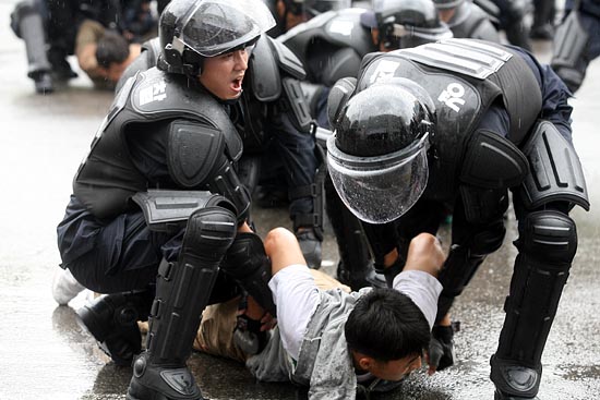 연좌시위를 하고 있는 시위대를 가정해 검거하는 모습.[사진-통일뉴스 조성봉 기자]