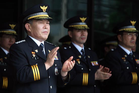 기동대원들의 시위진압 시연에 박수를 보내고 있는 어청수 청장과 경찰 간부들.[사진-통일뉴스 조성봉 기자]