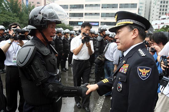 시위진압 시연이 끝나고 기동대원에게 악수를 건네는 어청수 청장.[사진-통일뉴스 조성봉 기자]
