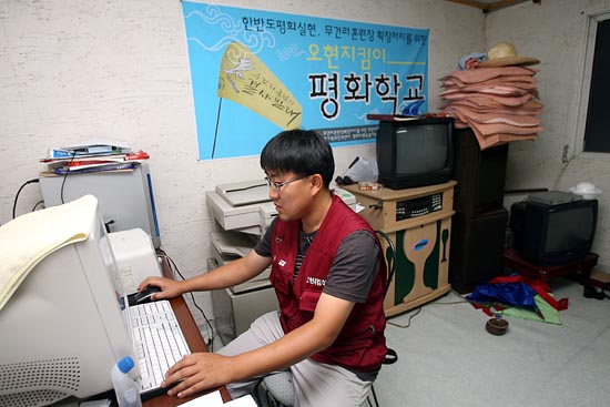 '무건리 훈련장 확장저지'를 위한 주민들의 활동 소식을 카페에 올리고 있는 이재희 무건리 공대위 공동상황실장.[사진-통일뉴스 조성봉 기자]