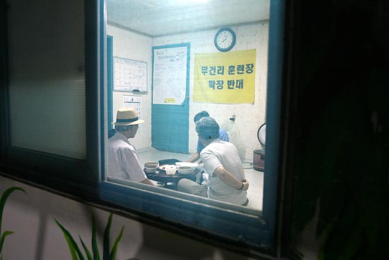 촛불문화제에 참가하기 위해 무건리 공대위 사무실을 찾은 시민단체회원들이 식사를 하며 이야기를 나누고 있다.[사진-통일뉴스 조성봉 기자]