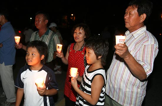 '무건리 훈련장 확장 반대'를 위한 촛불문화제에 참가한 가족들.[사진-통일뉴스 조성봉 기자]