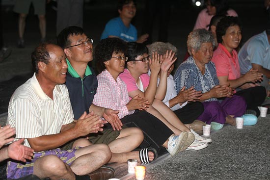 문화공연을 보며 박수를 치고 있는 마을 주민들.[사진-통일뉴스 조성봉 기자]