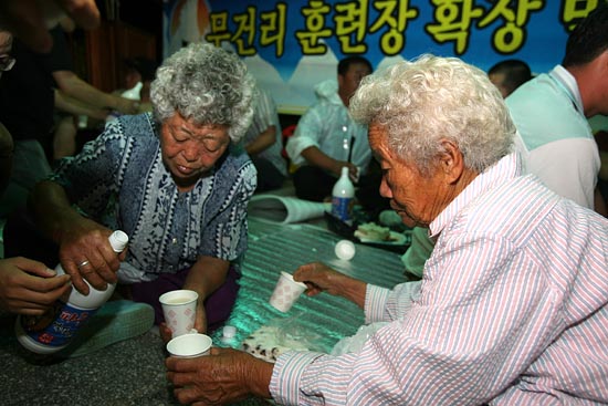 막걸리를 주고 받으며 