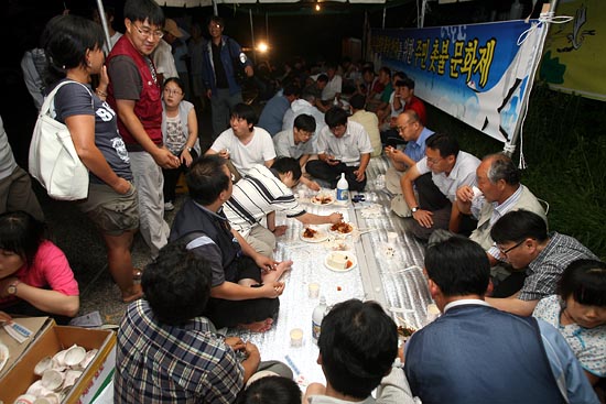 촛불문화제가 끝나고 참가자들은 준비해 온 음식을 나눠먹으며, 촛불의 탄생을 축하했다. [사진-통일뉴스 조성봉 기자]