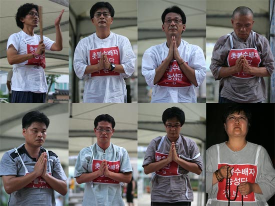 1080배를 올리고 있는 촛불 수배자 농성단원들. 왼쪽부터 김광일, 박원석, 한용진, 백은종, 권혜진 김동규, 백성균,정보선씨.[사진-통일뉴스 조성봉 기자]